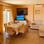 Family Friendly Seaside Prizba, Korcula - 10061 アパート プリズバ