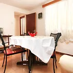 Family Friendly Seaside Prizba, Korcula - 10061 アパート プリズバ