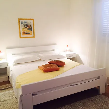 Family Friendly Seaside Prizba, Korcula - 10061 アパート