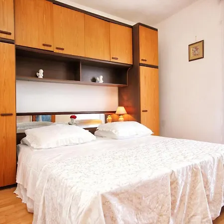 アパート Family Friendly Seaside Prizba, Korcula - 10061 プリズバ