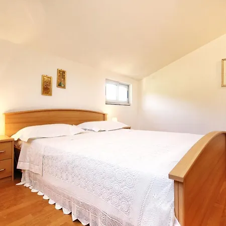 Apartman Family Friendly Seaside Prizba, Korcula - 10061 *