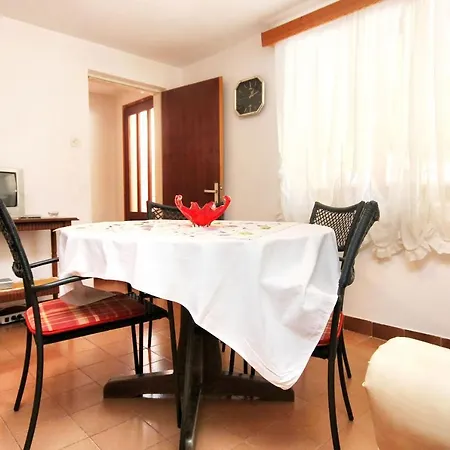 Family Friendly Seaside Prizba, Korcula - 10061 アパート プリズバ
