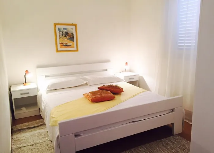 Family Friendly Seaside Prizba, Korcula - 10061 아파트