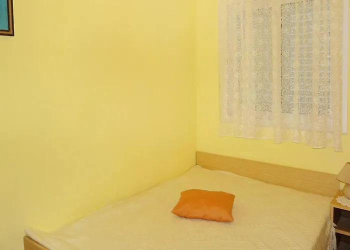 Family Friendly Seaside Prizba, Korcula - 10061 아파트